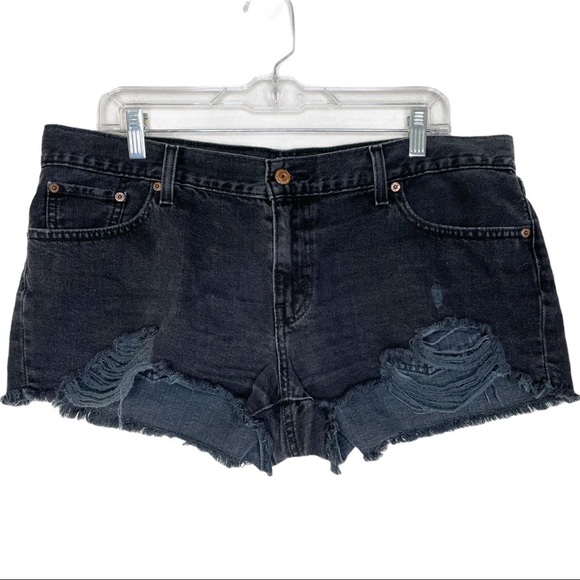 Levi’s black denim distressed shorts sz 32